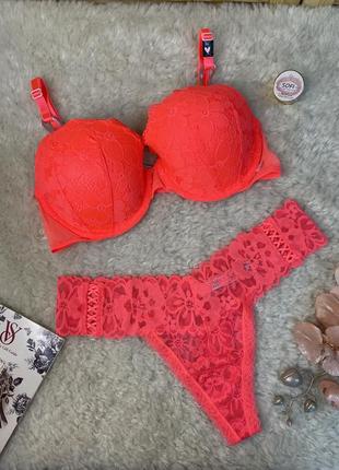 Комплект victoria's secret бюстгальтер 36c c легким push up + трусики стринги кружевные коралловые1 фото