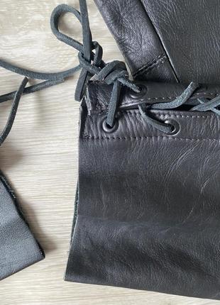 Черные кожаные брюки со шнуровой7 фото