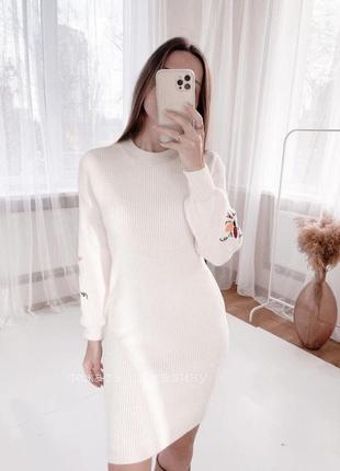 Платье миди прямого приталенного силуета вырез круглый рукав пышный длинный манжет с вышивкой ткань машинная вязка  фабричный китай