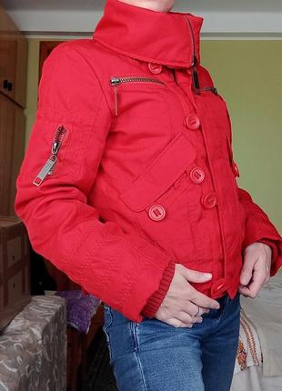 Короткая женская красная демисезонная куртка vero moda ♥️2 фото