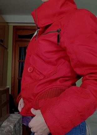 Короткая женская красная демисезонная куртка vero moda ♥️4 фото