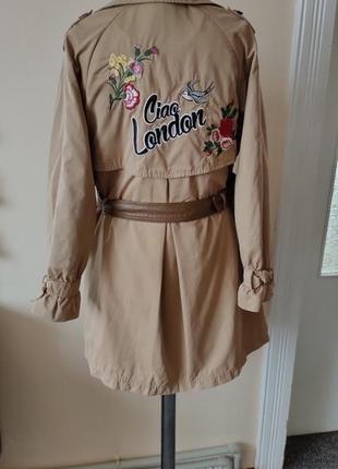 Тренч женский отепленный искусственным мехом с вышивкой на спине