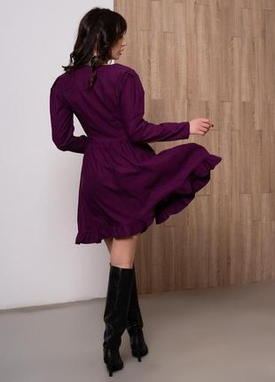 Вельветовое платье с фигурным декольте2 фото