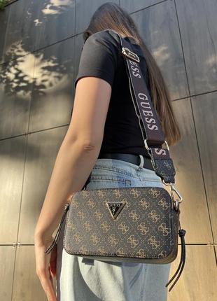 Жіноча коричнева сумка з фірмовим принтом в стилі guess з екошкіри люксової якості2 фото