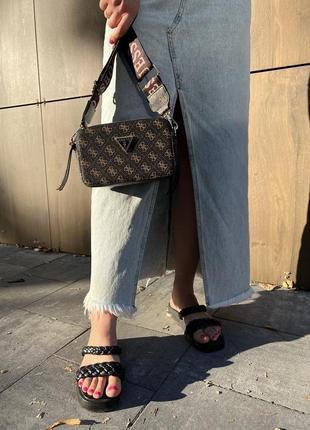 Жіноча коричнева сумка з фірмовим принтом в стилі guess з екошкіри люксової якості6 фото