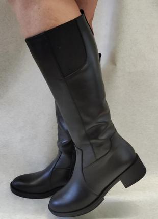 Женские зимние кожаные высокие черные сапоги на небольшом каблуке
