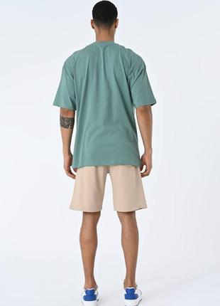 Зеленая мужская оверсайз футболка с принтом3 фото