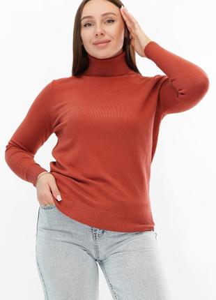 М'який гольф із приємної тканини, комір з відворотом в кольорах