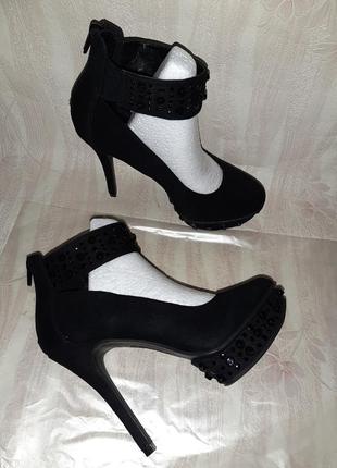 Чёрные туфли на высоком каблуке с чёрными заклёпками и молния на пяточке2 фото