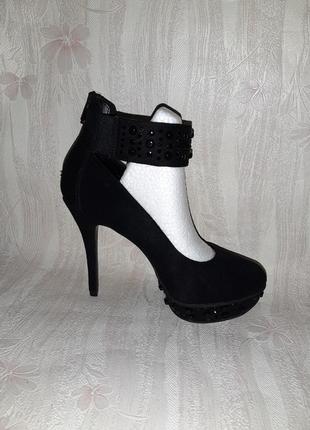 Чёрные туфли на высоком каблуке с чёрными заклёпками и молния на пяточке4 фото