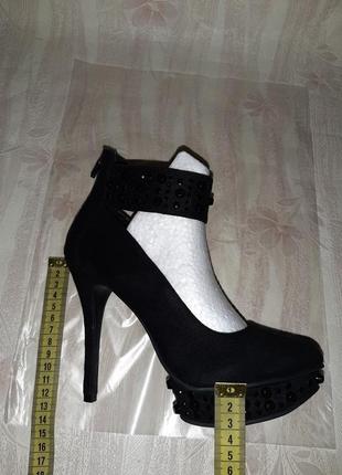 Чёрные туфли на высоком каблуке с чёрными заклёпками и молния на пяточке6 фото