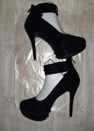 Чёрные туфли на высоком каблуке с чёрными заклёпками и молния на пяточке8 фото