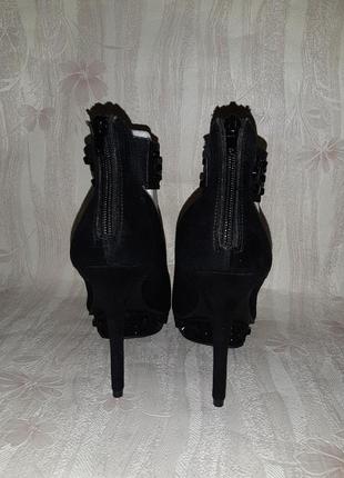 Чёрные туфли на высоком каблуке с чёрными заклёпками и молния на пяточке9 фото