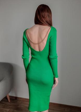 Зеленое платье миди в рубчик