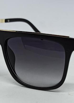 Окуляри брендові чоловічі сонцезахисні в чорній матовій оправі з золотими дужками