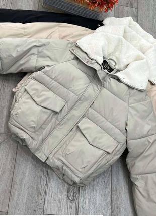 Женская базовая стильная бежевая куртка 20231 фото