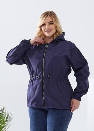Лёгкая женская куртка ветровка дождевик фиолетового цвета.