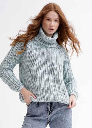 Однотонный теплый женский вязаный свитер oversize мятного цвета с объемным воротником-стойкой4 фото