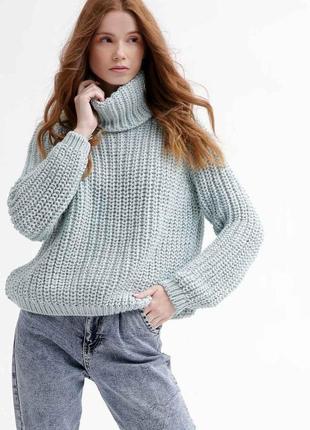 Однотонний теплий в'язаний жіночий светр oversize м'ятного кольору з об'ємним коміром-стійкою