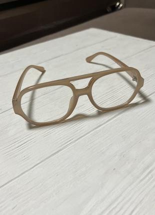 Прозрачные очки в бежевой оправе