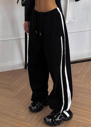 Женские черные стильные спортивные брюки с лампасами 20231 фото