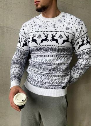 Мужской свитер с оленями новогодний белый