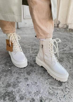 Dr. martens jadon mono white lacquered zip8 фото