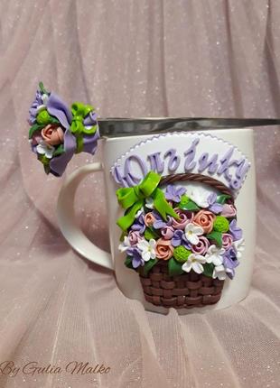 Іменна чашка з кошиком квітів і ложка3 фото