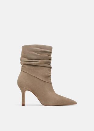 Стильні черевики з натуральної замші zara, бежевого кольору