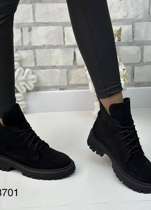 Зимові жіночі замшеві ботинки чорного кольору, трендові жіночі ботинки на шнурівці