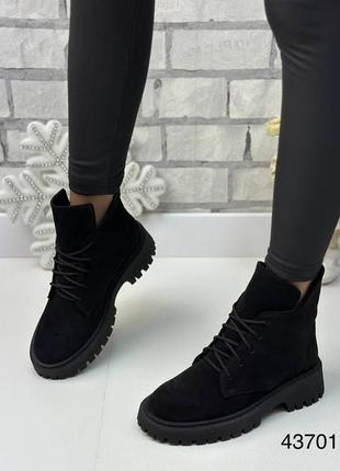 Зимові жіночі замшеві ботинки чорного кольору, трендові жіночі ботинки на шнурівці