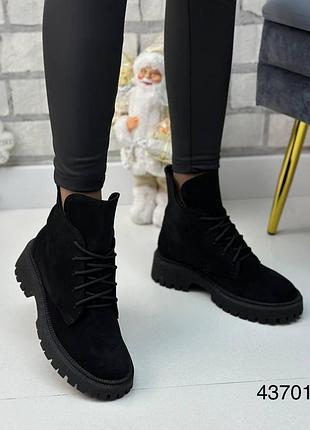 Зимові жіночі замшеві ботинки чорного кольору, трендові жіночі ботинки на шнурівці
