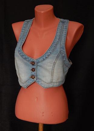 Короткая трендовая  котоновая жилетка от only (размер 36)