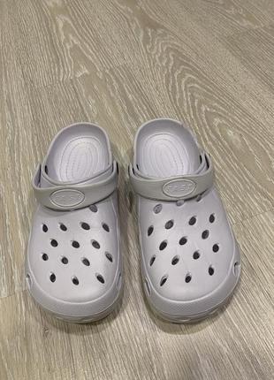 Шлепки в стиле crocs