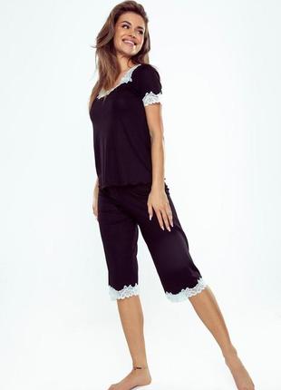 Женская тонкая пижама из футболки и бриджей черного цвета c кружевом. модель aster eldar2 фото