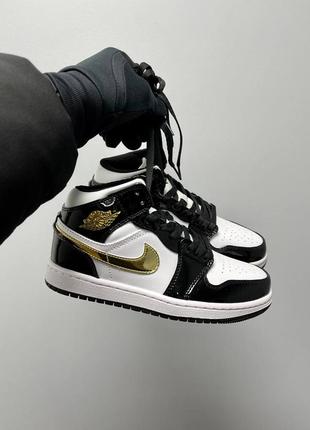 Кросівки nike air jordan 1 retro mid patent black gold2 фото