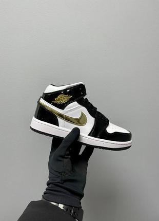 Кросівки nike air jordan 1 retro mid patent black gold3 фото