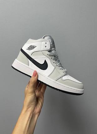 Кроссовки nike air jordan 1 retro mid «grey white black’