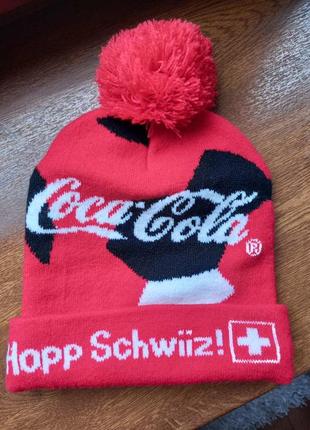 Яркая красная шапка с помпоном coca cola теплая двойная1 фото