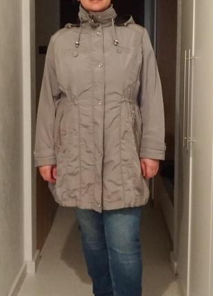 Легкий плащ, ветровка.