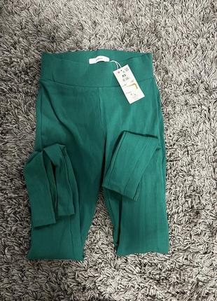 Зеленые брюки с разрезами