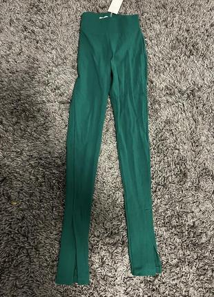 Зеленые брюки с разрезами4 фото