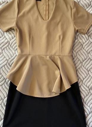 Платье бежевого цвета