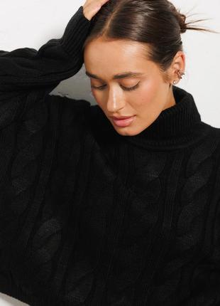 Вязаный женский свитер черный с крупными косами