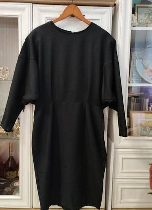 Платье миди, из шерсти, со сложным кроем.