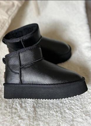 Крутые укороченные черные угги из натуральной кожи на толстой подошве