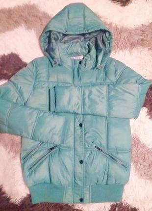 Теплая куртка на 46 размер.