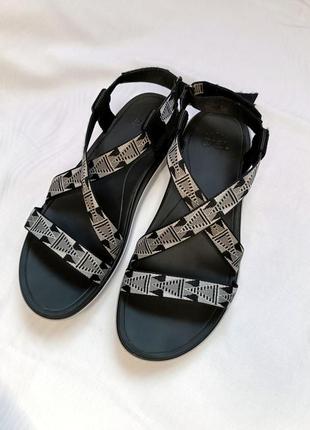 Босоножки teva 38p.
