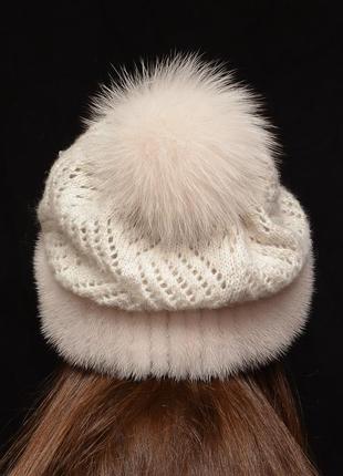 Женская вязаная шапка с бубоном из норки ажур жемчуг3 фото