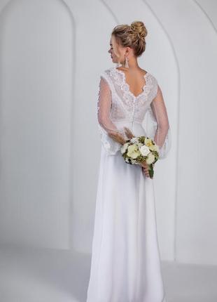 Стильное свадебное платье с разрезом2 фото